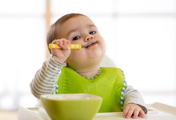 Bố mẹ dạy con tự lập ngay từ khi ăn dặm