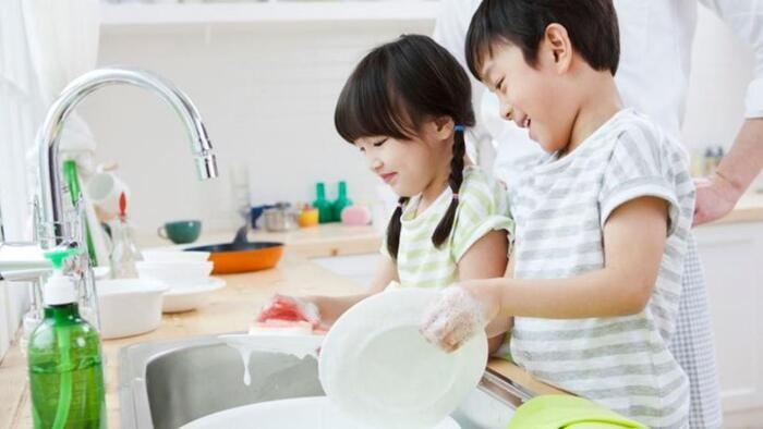Tự lập là khi bé tự giác làm các công việc của mình
